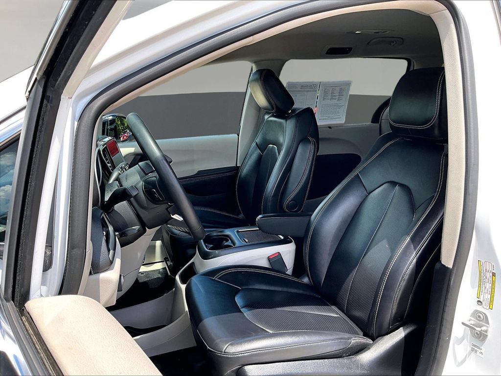 Used 2024 Chrysler Pacifica Touring-L FWD image 24