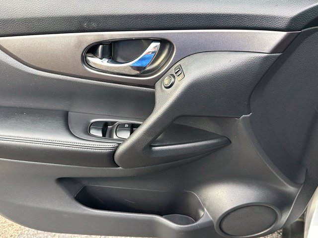 Used 2015 Nissan Rogue S FWD image 19