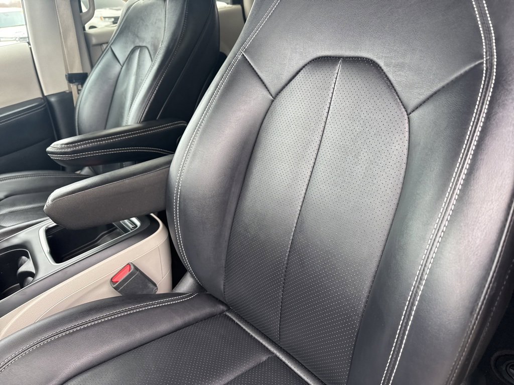 Used 2024 Chrysler Pacifica Touring-L image 13