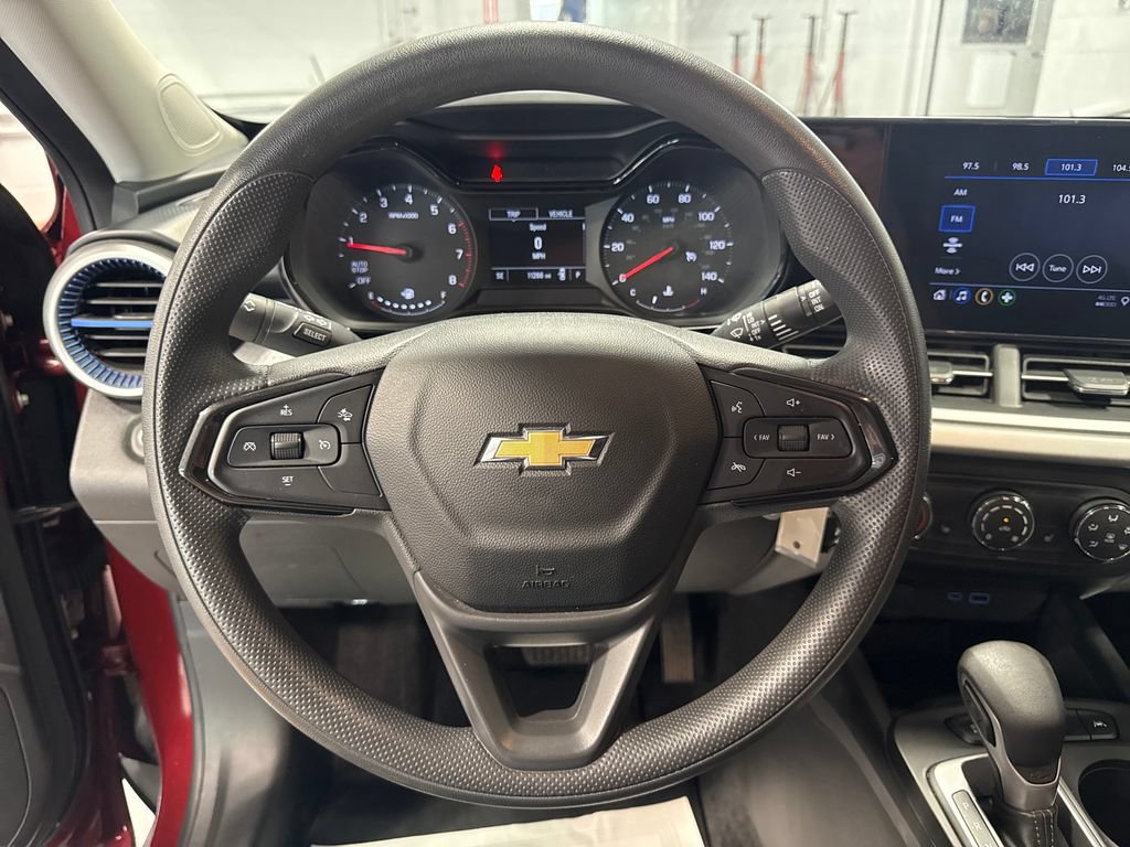 Used 2024 Chevrolet Trax LS w/ LS Convenience Package FWD image 5