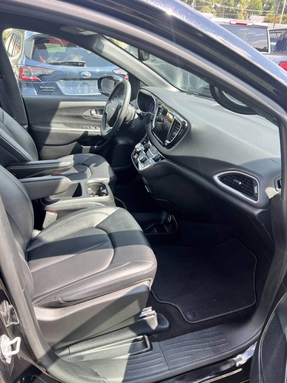 Used 2025 Chrysler Pacifica Select FWD image 6