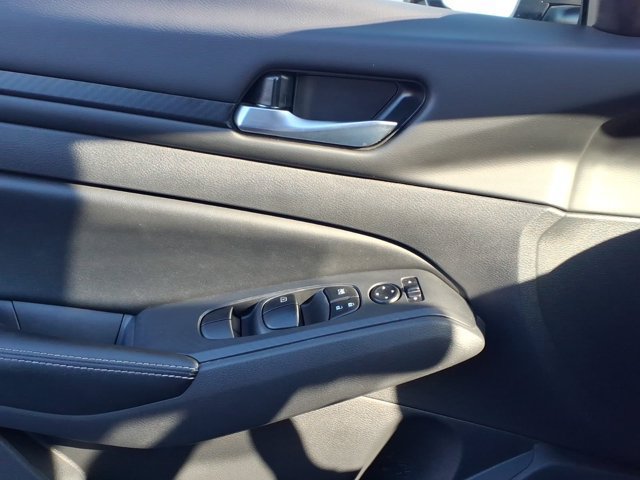 Used 2025 Nissan Altima 2.5 SV FWD image 23