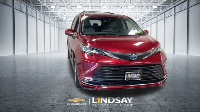 Used 2021 Toyota Sienna XLE image 4