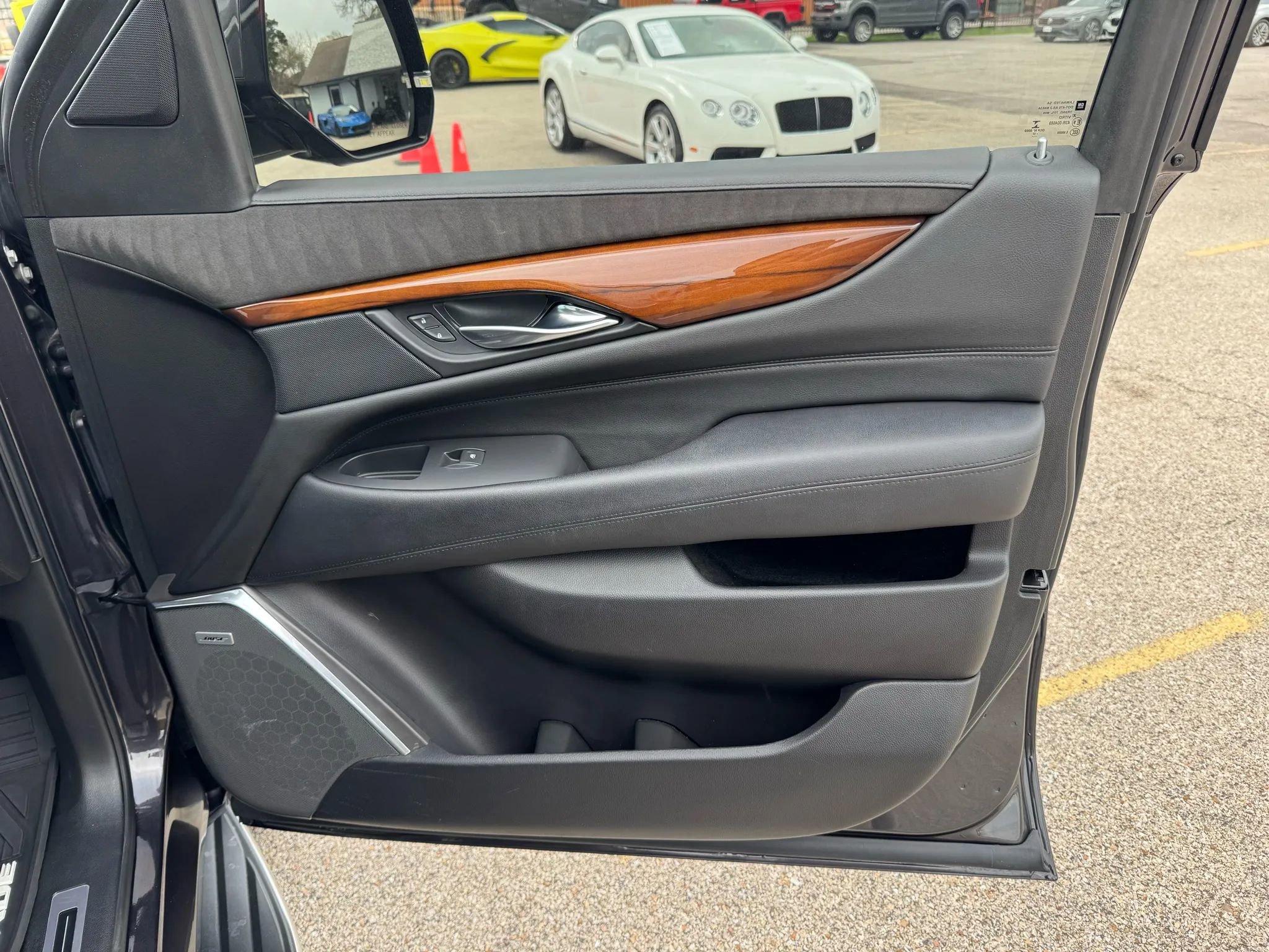 Used 2017 Cadillac Escalade Luxury image 16