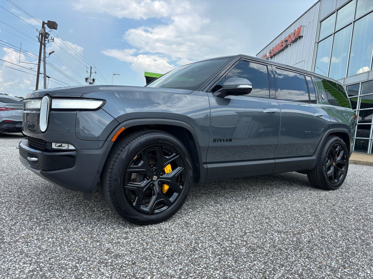 Used 2024 Rivian R1S Adventure AWD/4WD image 32