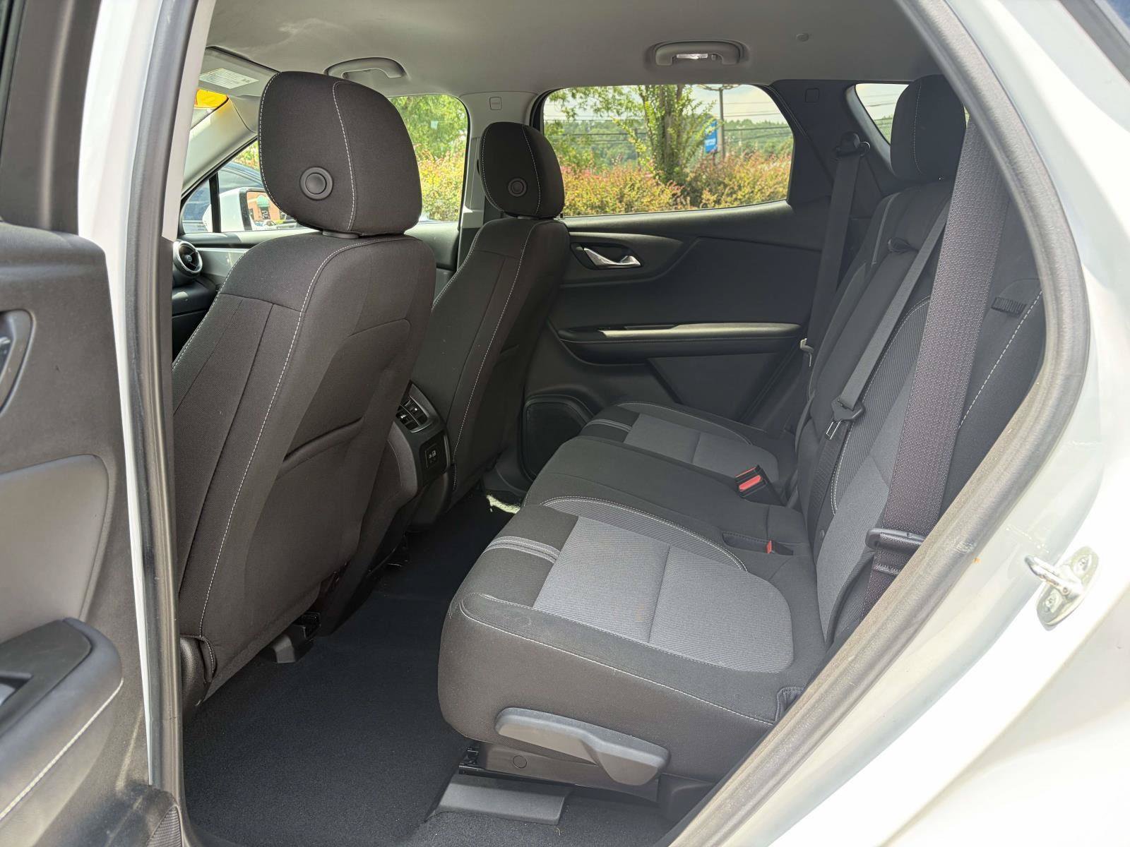 Used 2025 Chevrolet Blazer LT FWD image 3