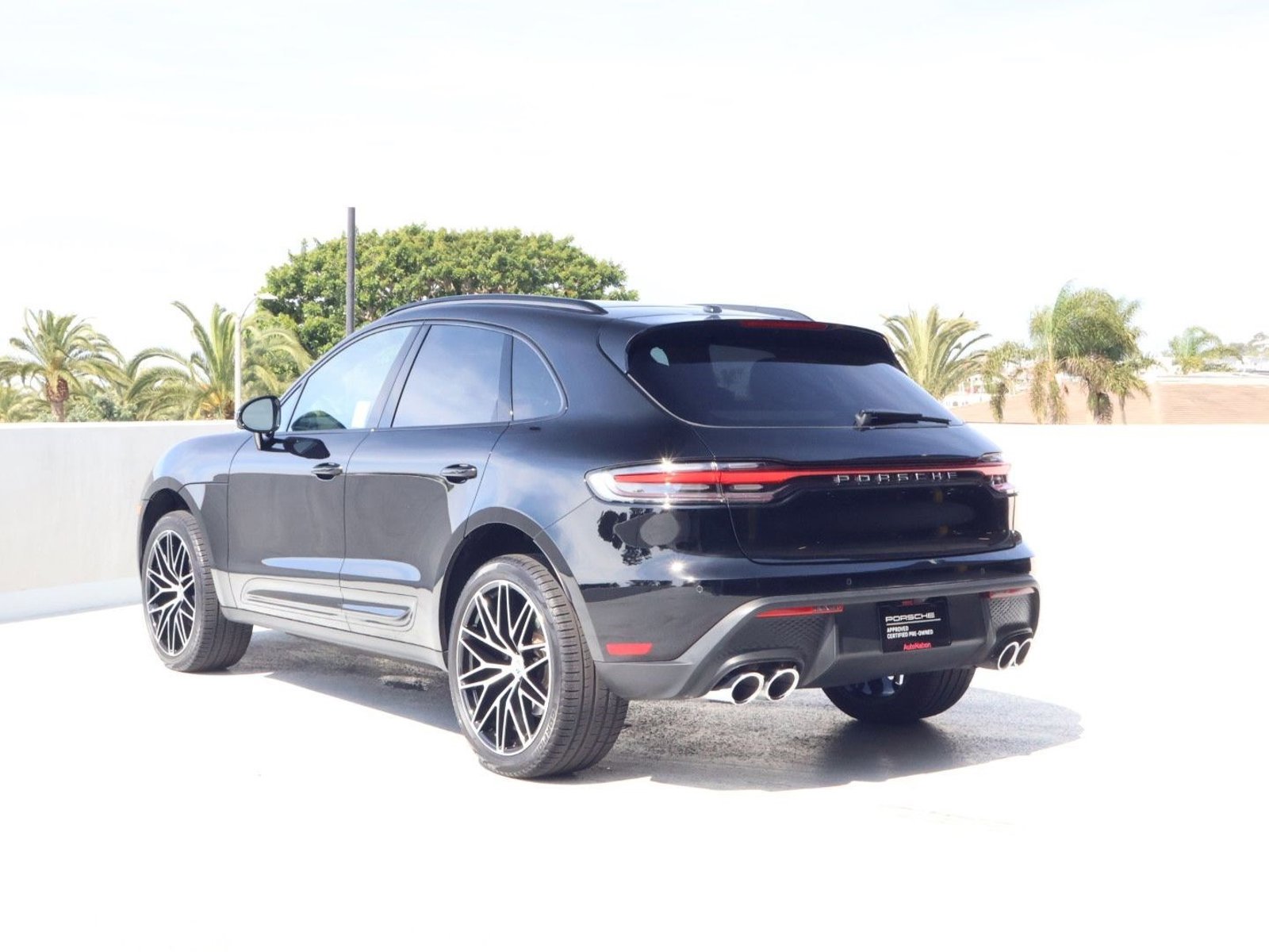 Certified 2025 Porsche Macan image 3