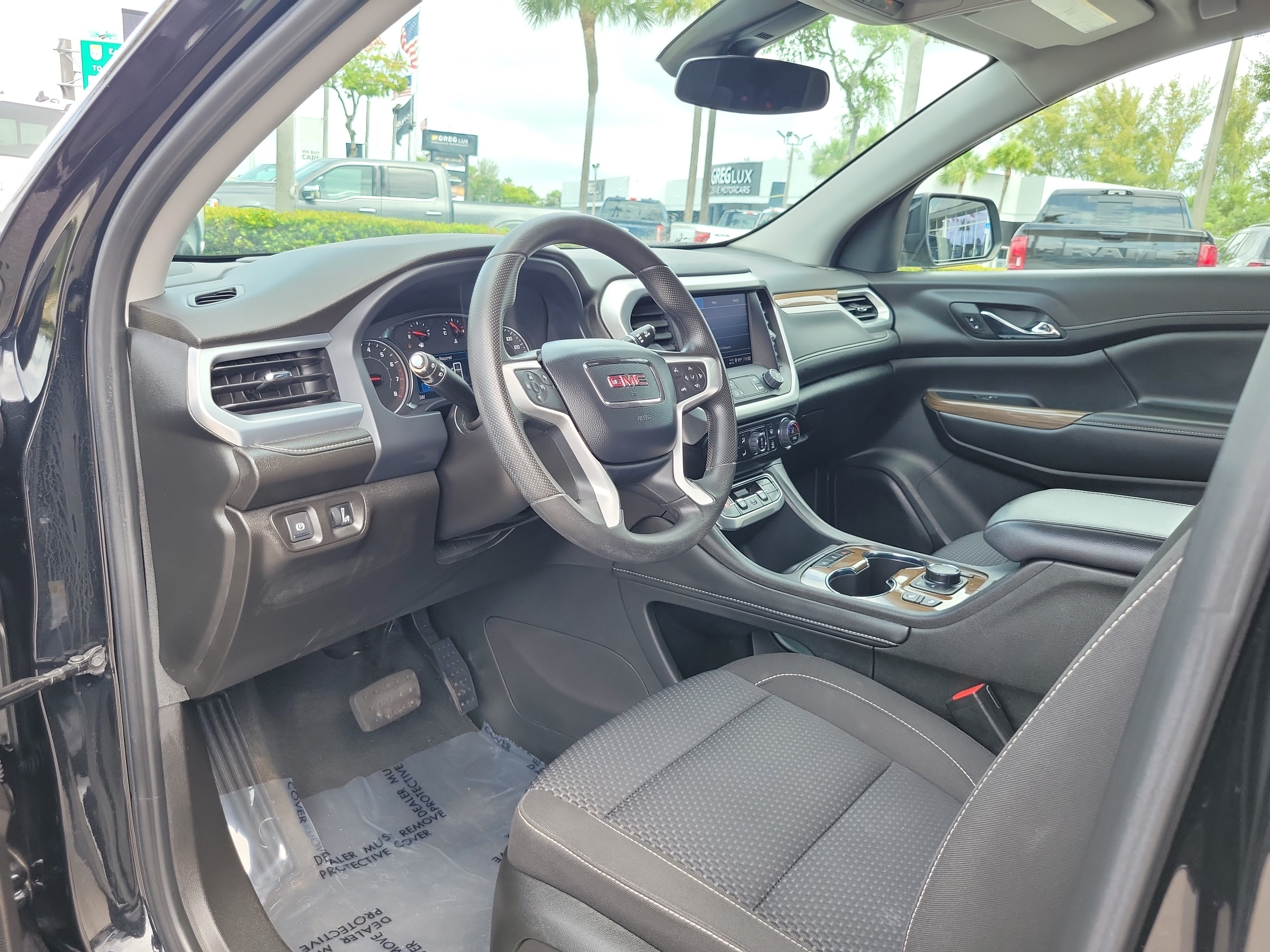 Used 2023 GMC Acadia SLE w/ Driver Convenience Package FWD image 9
