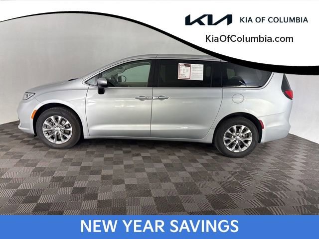 Used 2023 Chrysler Pacifica Touring-L image 8