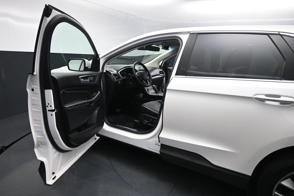 Used 2018 Ford Edge Titanium w/ Equipment Group 302A AWD/4WD image 8