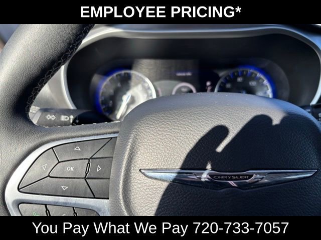 Used 2022 Chrysler Pacifica Touring-L FWD image 25