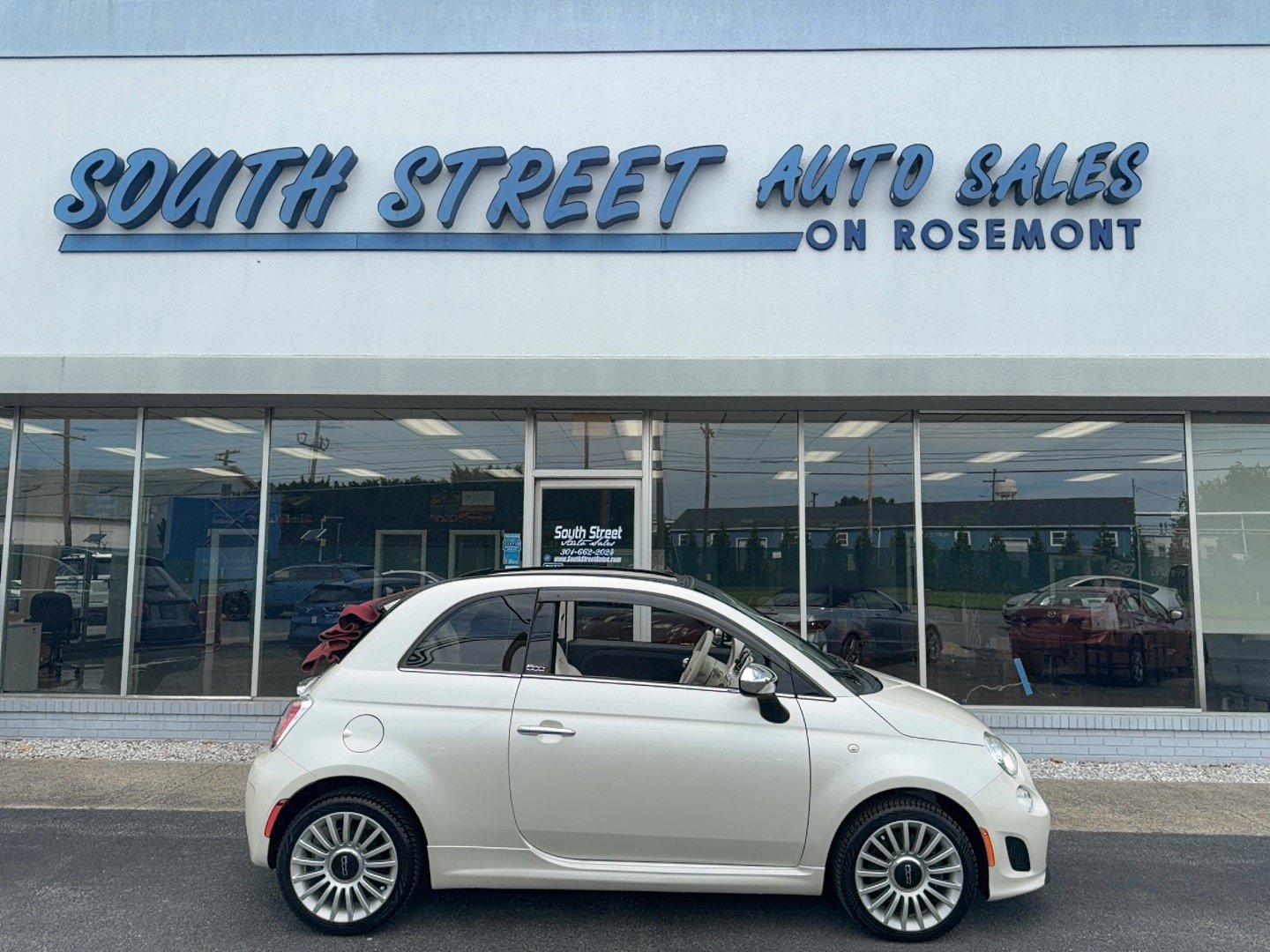 Used 2018 FIAT 500 Lounge FWD image 1