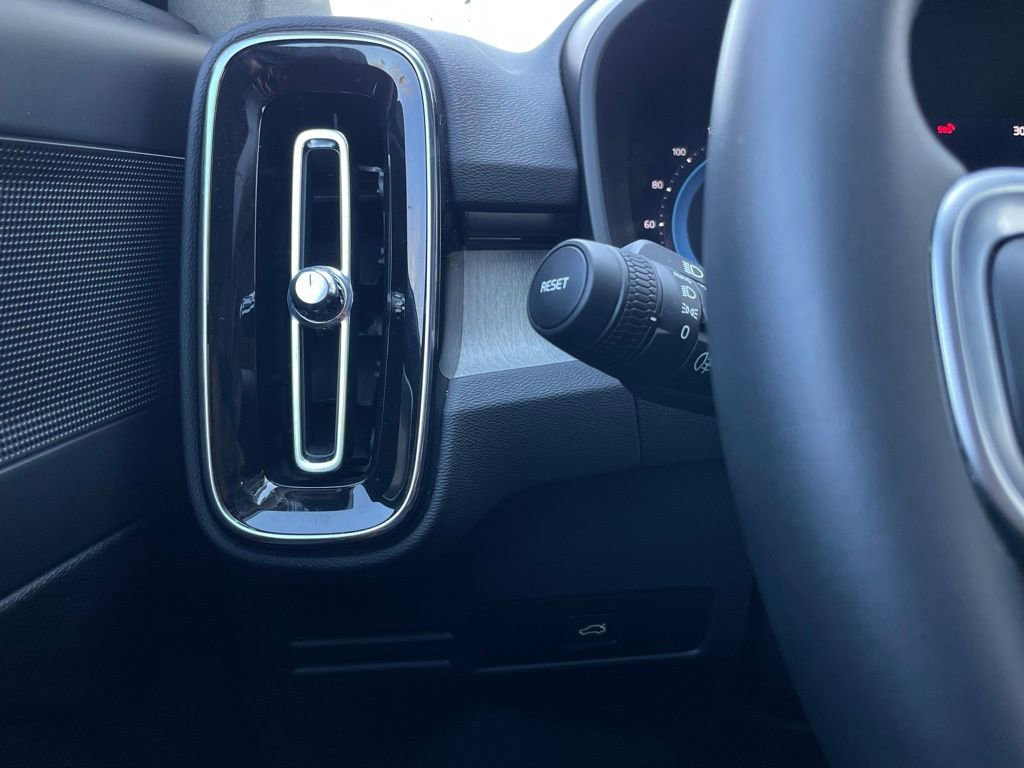 Used 2025 Volvo XC40 B5 Core image 13