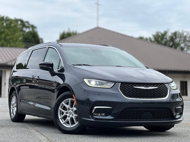 Used 2021 Chrysler Pacifica Touring-L FWD image 3