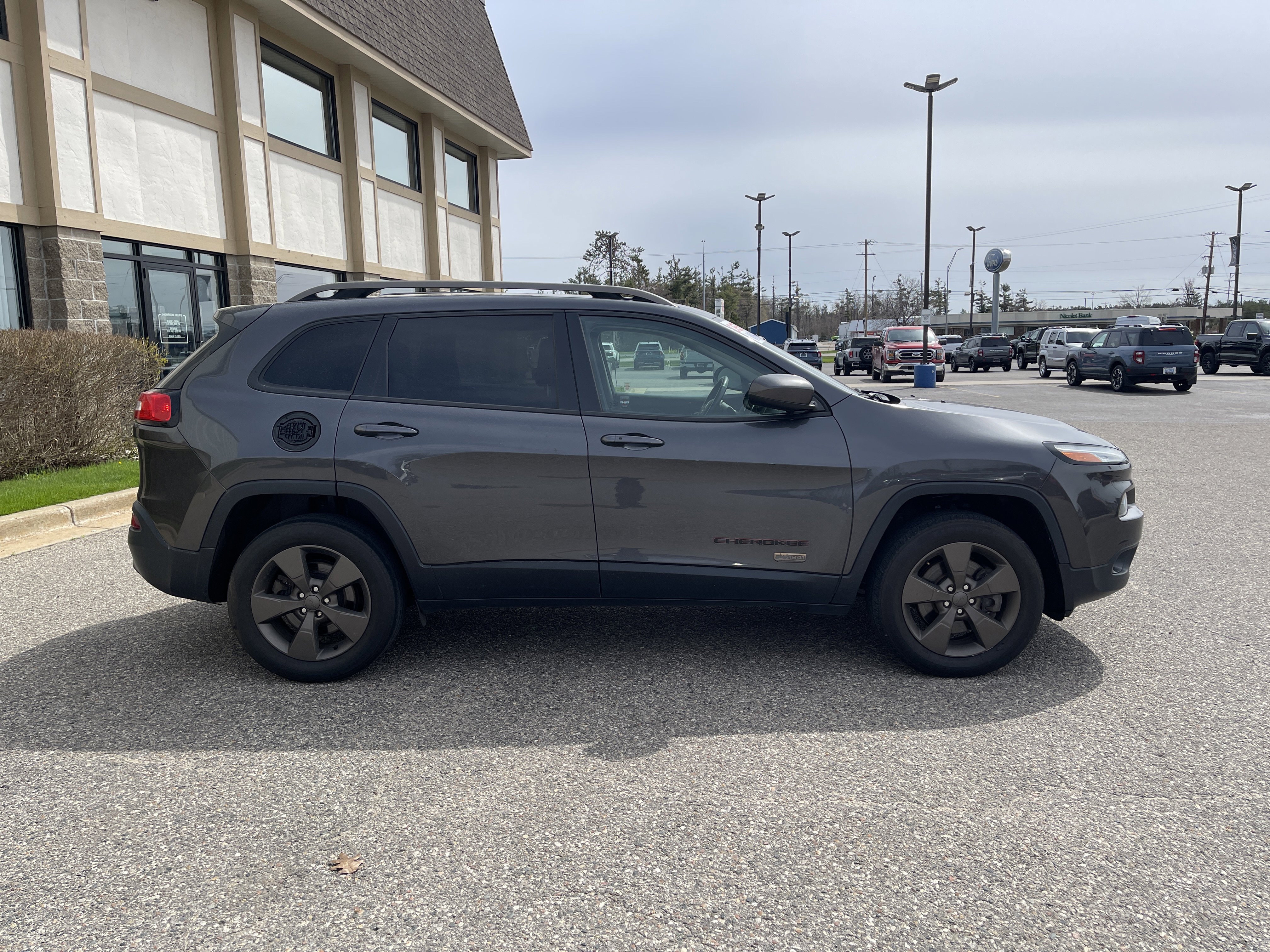 Used 2017 Jeep Cherokee Latitude AWD/4WD image 3