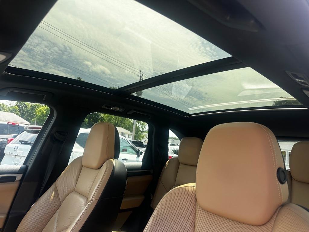Used 2017 Porsche Cayenne AWD/4WD image 13
