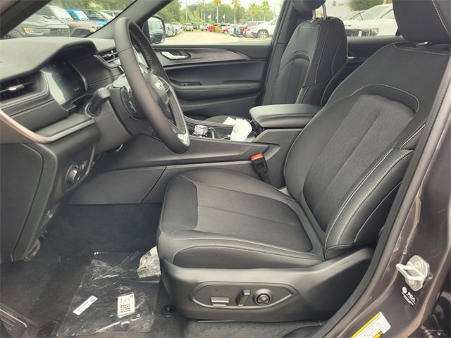 New 2025 Jeep Grand Cherokee Laredo image 4