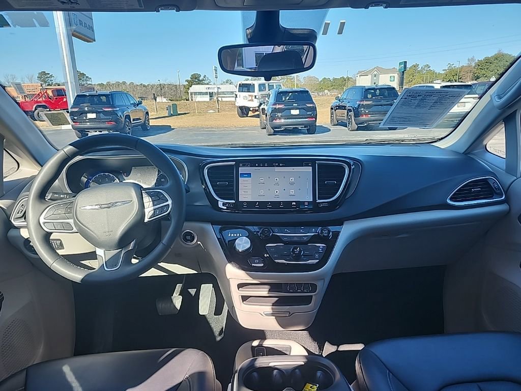 Used 2024 Chrysler Pacifica Touring-L image 3