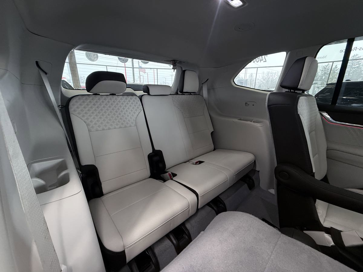 Used 2024 GMC Acadia Denali FWD image 32