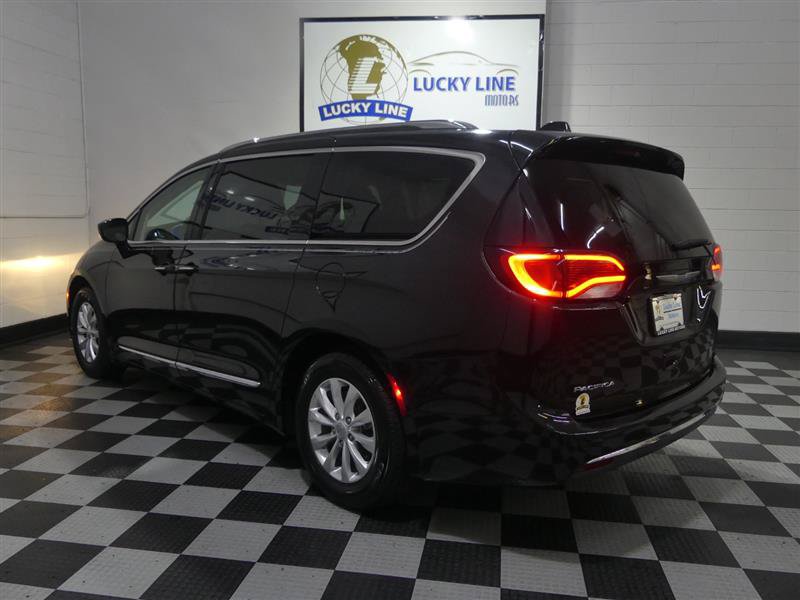 Used 2018 Chrysler Pacifica Touring-L Plus FWD image 11