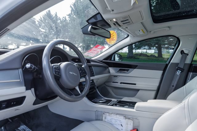 Used 2017 Jaguar XF Premium AWD/4WD image 9