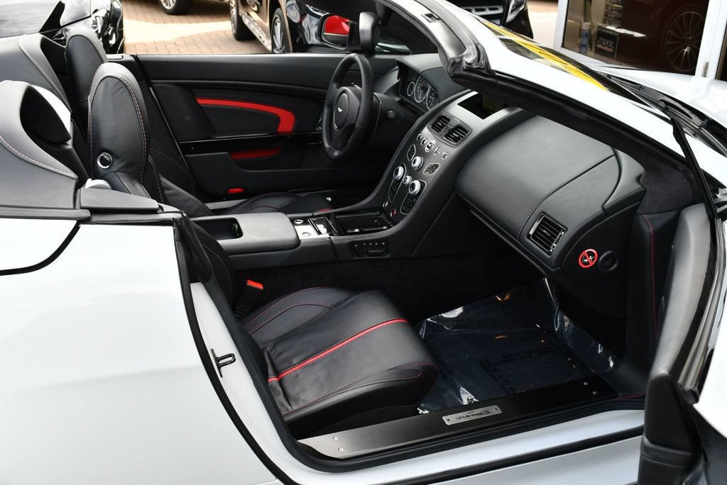 Used 2017 Aston Martin V12 Vantage S RWD image 57