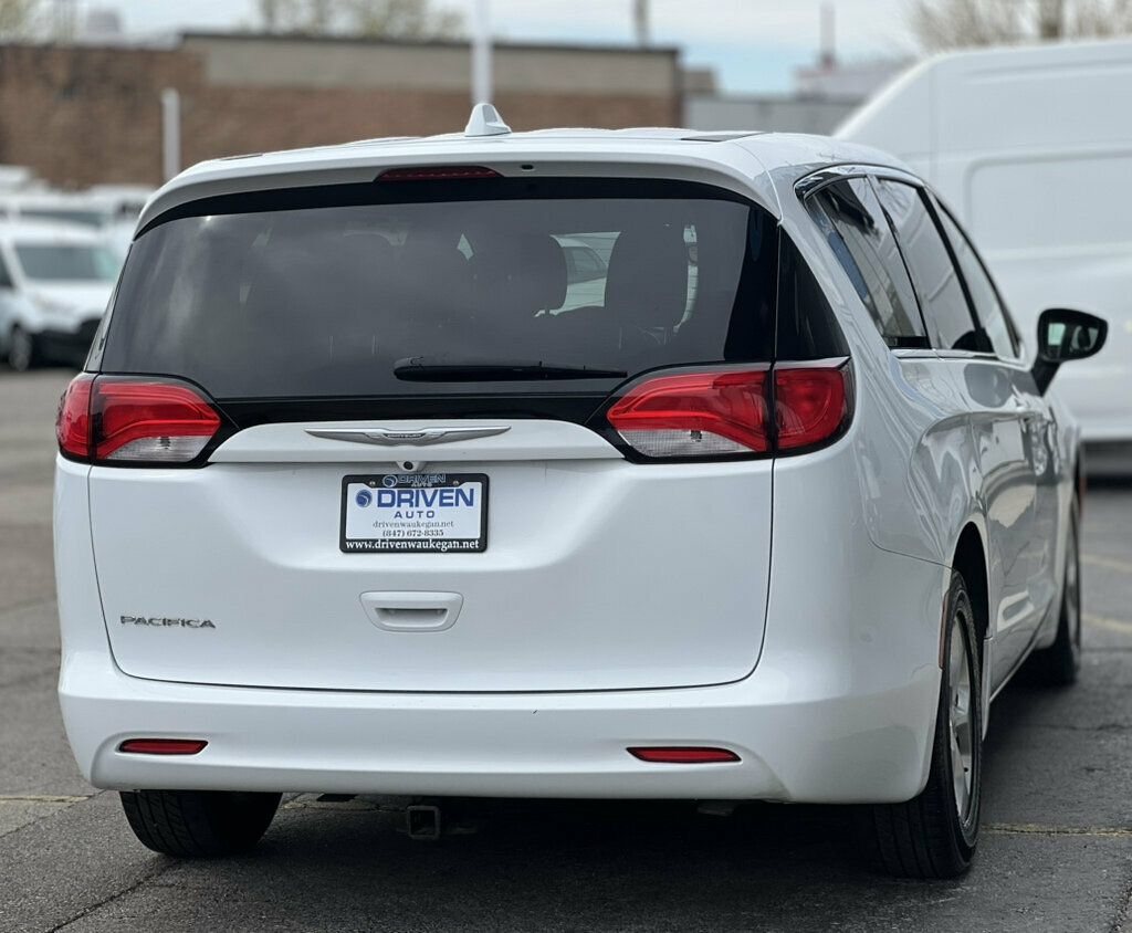 Used 2017 Chrysler Pacifica LX w/ Tire & Wheel Group FWD image 5