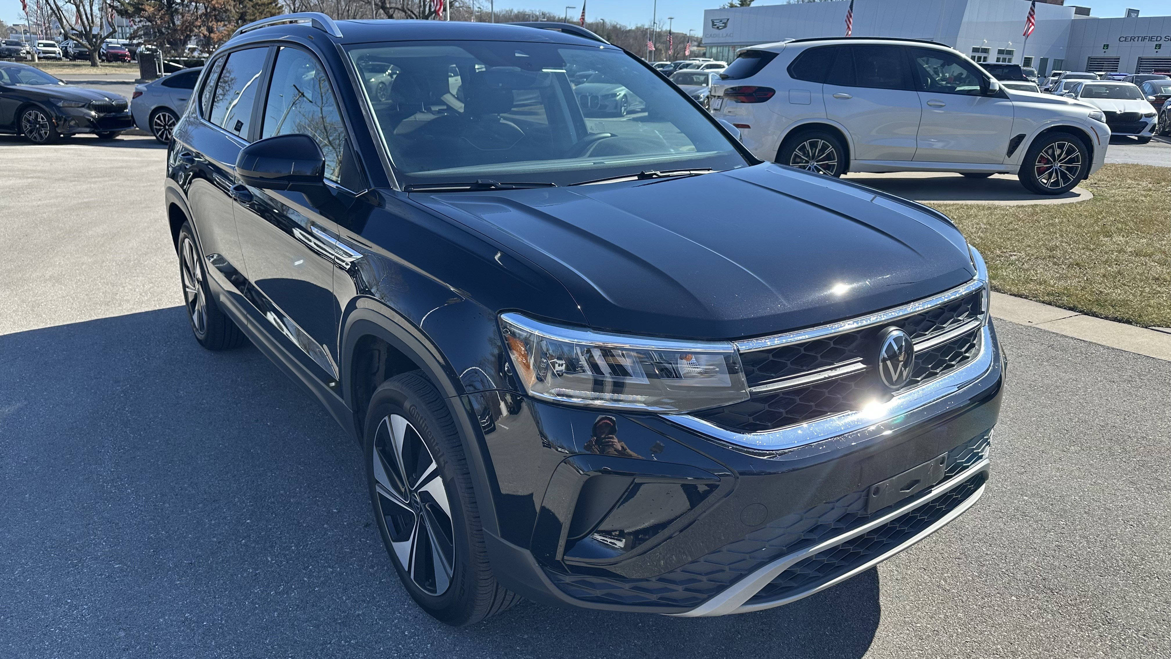 Used 2024 Volkswagen Taos SE w/ Panoramic Sunroof Package image 2