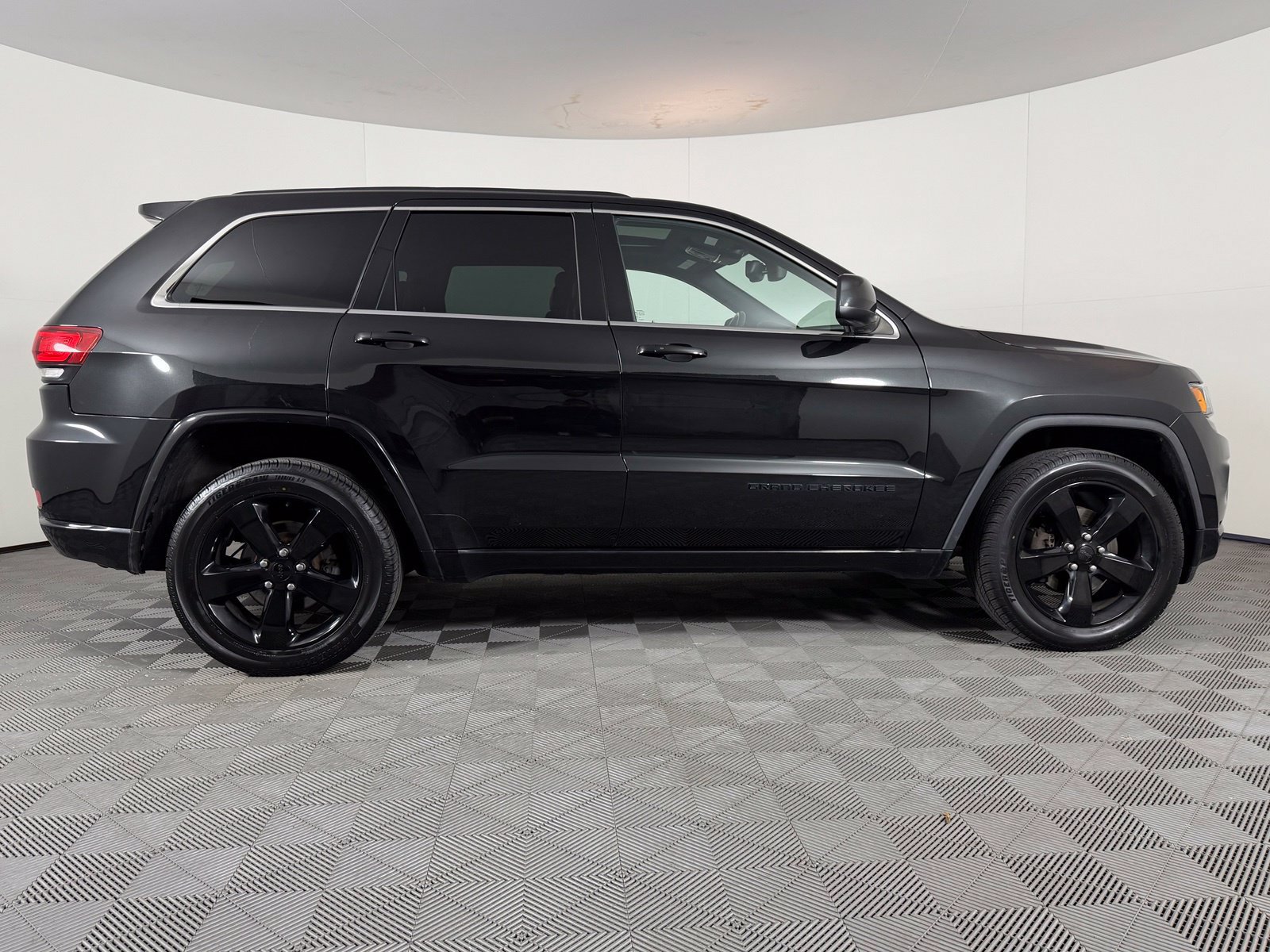 Used 2015 Jeep Grand Cherokee Altitude AWD/4WD image 9