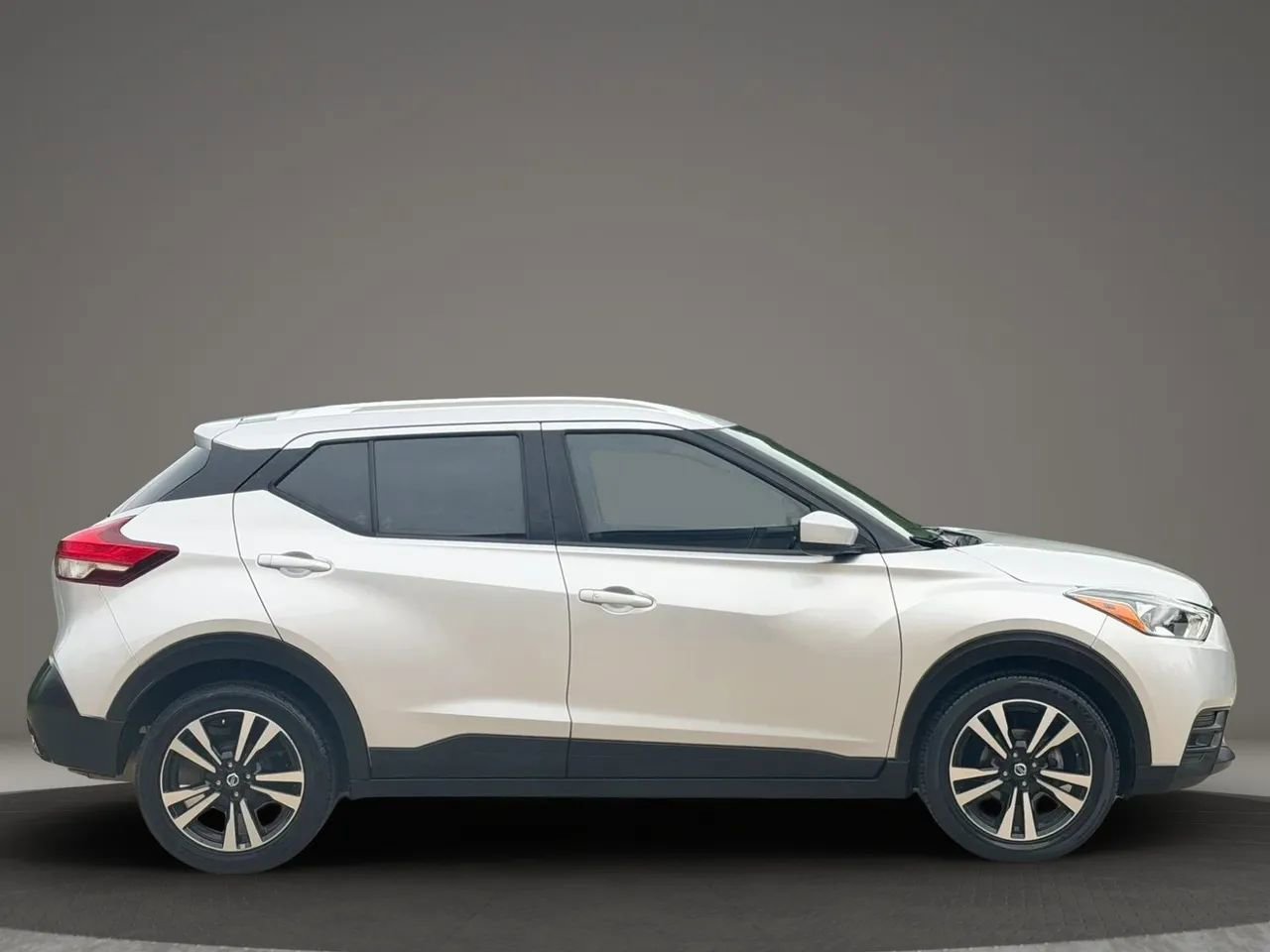Used 2019 Nissan Kicks SV FWD image 2