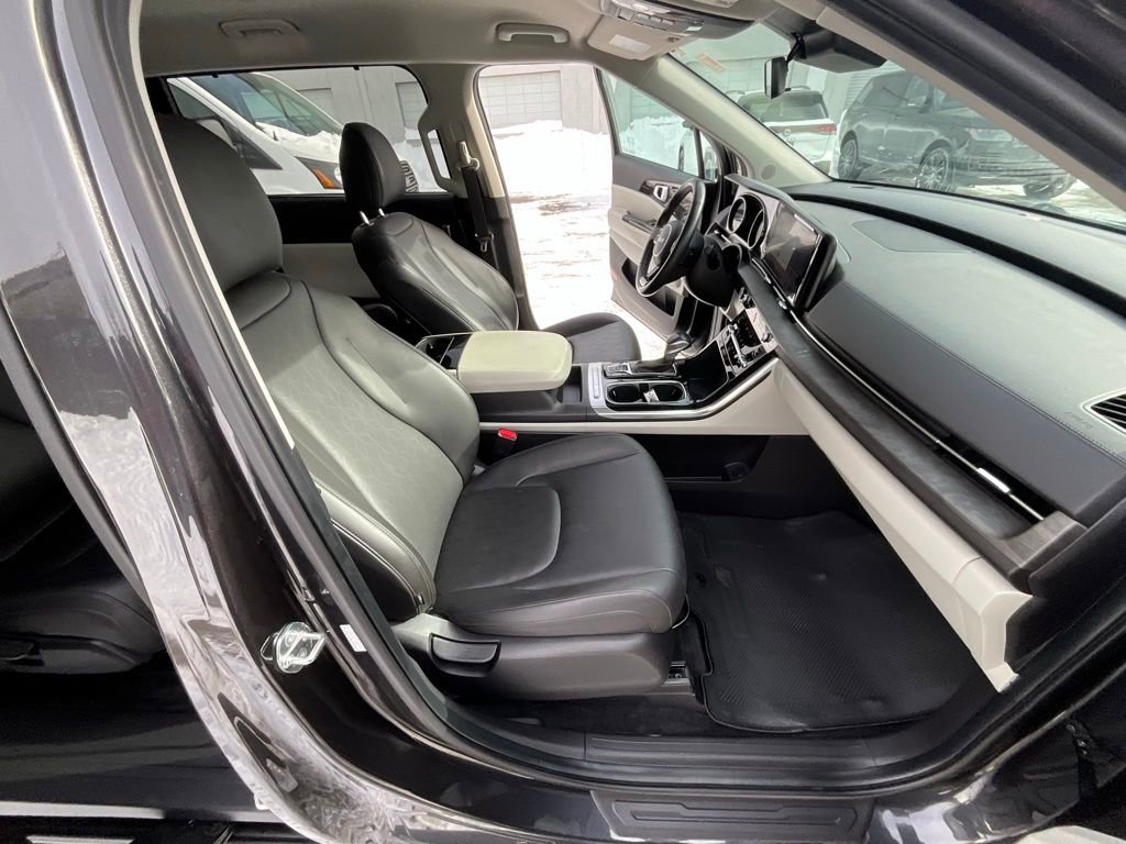 Used 2024 Kia Carnival EX image 38