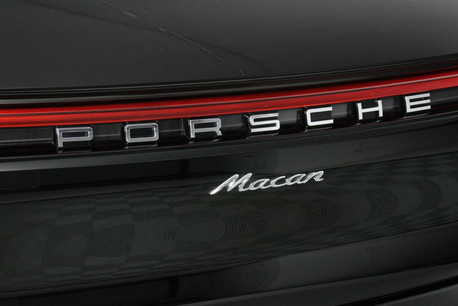 Certified 2025 Porsche Macan AWD/4WD image 22