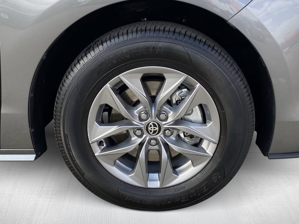 Certified 2026 Toyota Sienna XLE FWD image 15