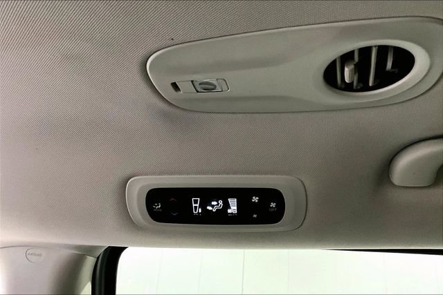 Used 2022 Chrysler Voyager LX image 10