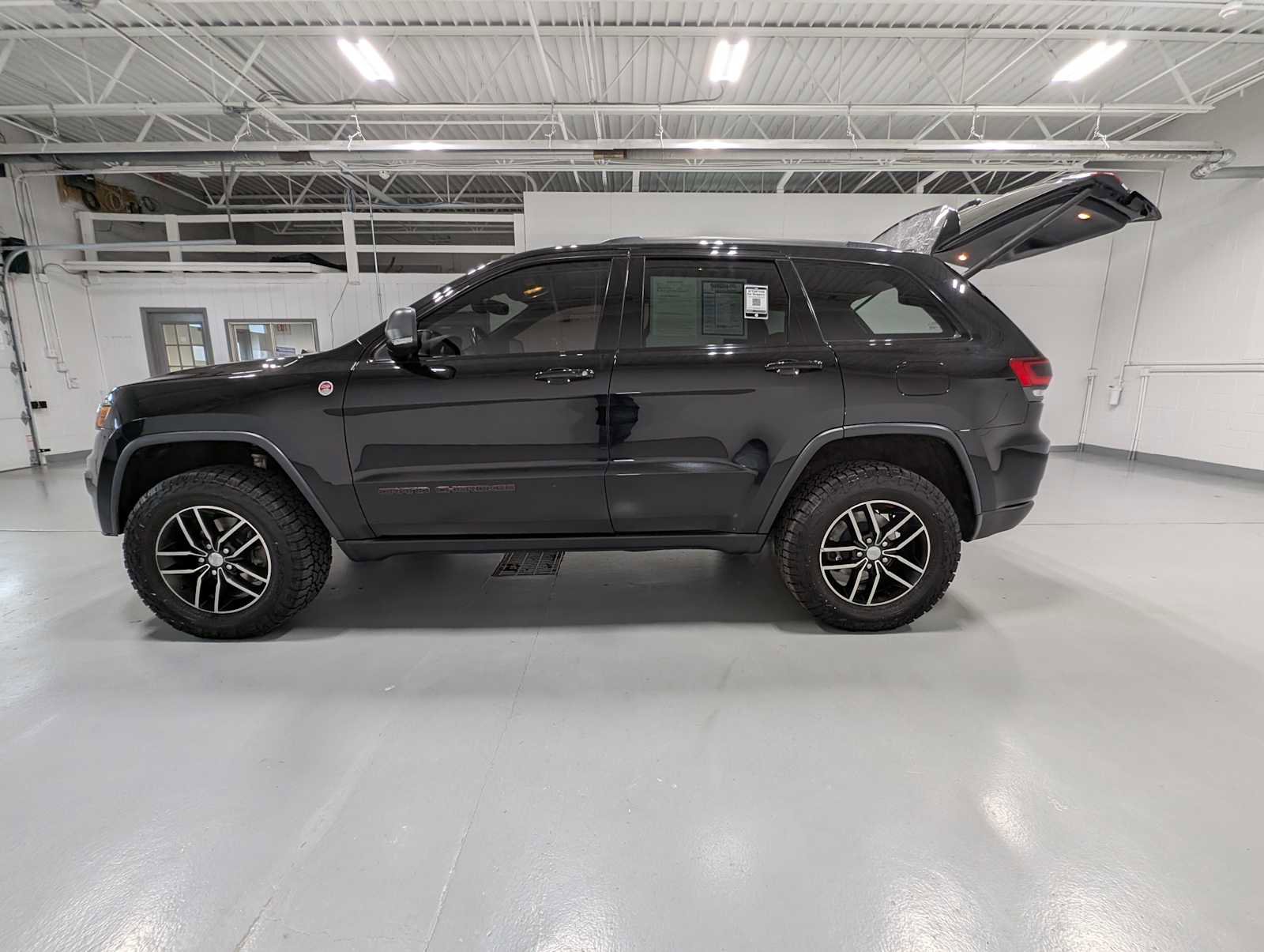 Used 2017 Jeep Grand Cherokee Trailhawk AWD/4WD image 12