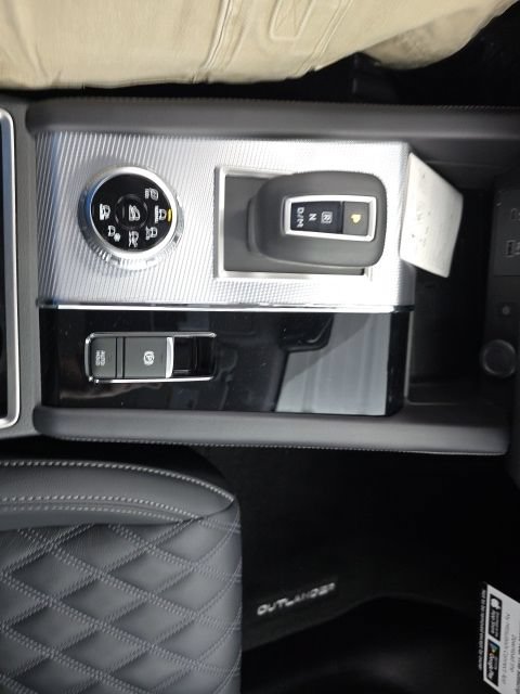 Used 2024 Mitsubishi Outlander SEL AWD/4WD image 29