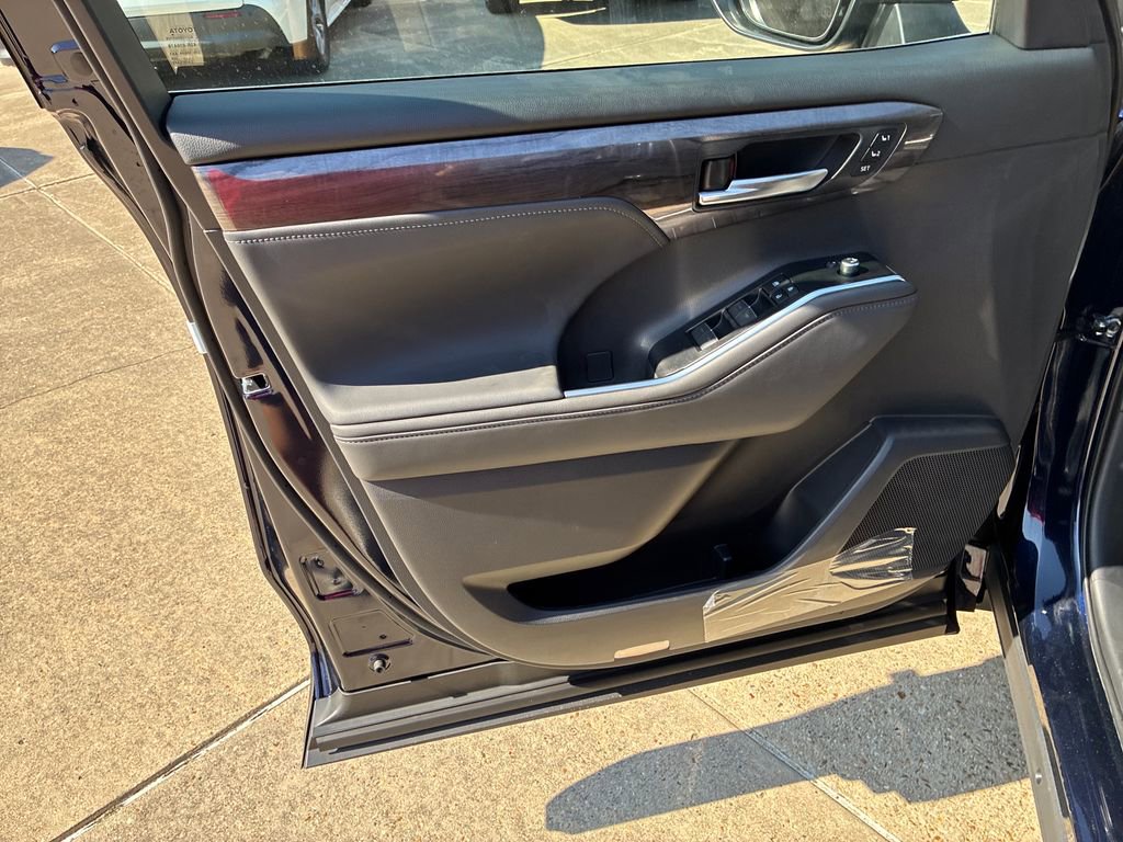 New 2026 Toyota Highlander Platinum image 12