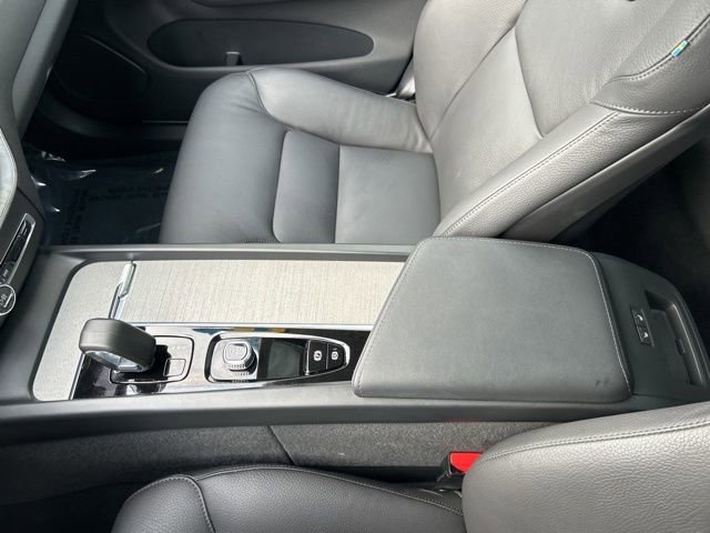 Certified 2025 Volvo XC60 B5 Plus image 26