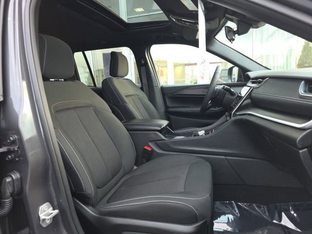 Used 2025 Jeep Grand Cherokee Laredo X image 17