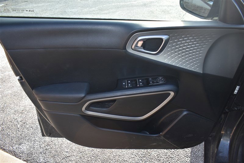 Used 2023 Kia Soul LX w/ LX Technology Package image 9