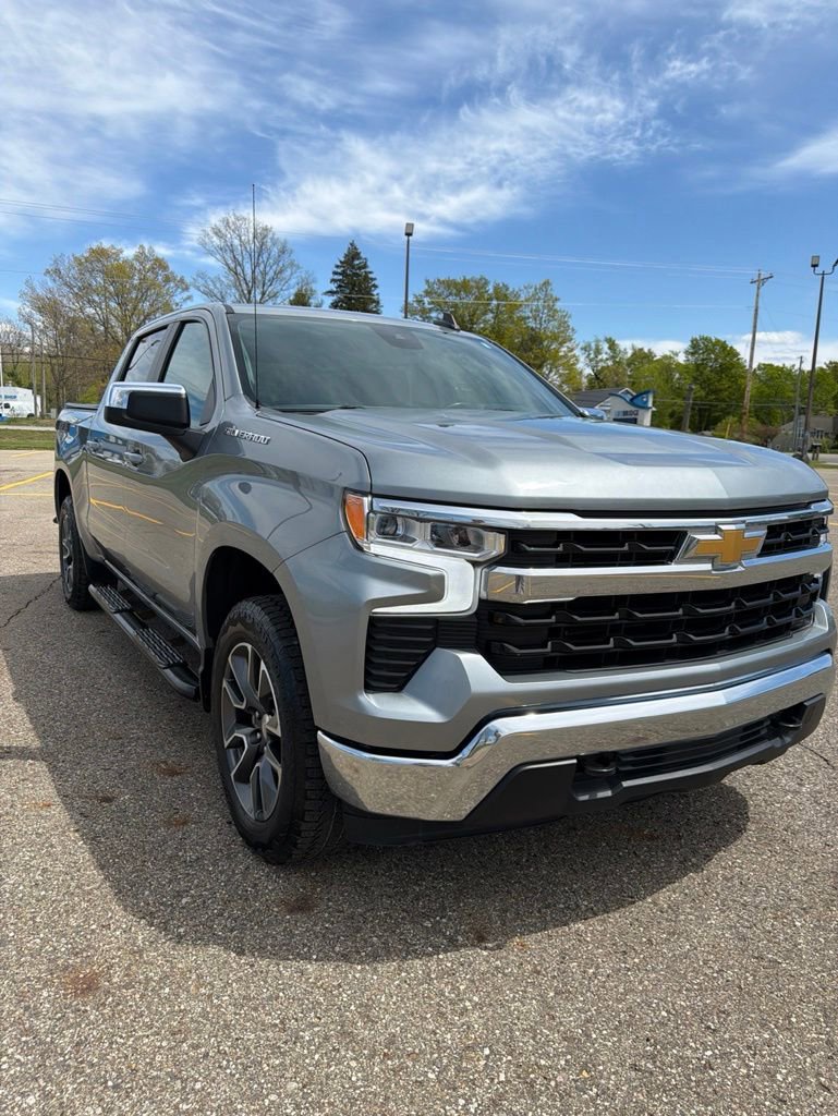 Used 2024 Chevrolet Silverado 1500 LT AWD/4WD image 3