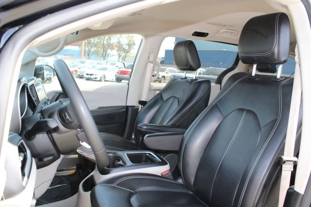 Used 2024 Chrysler Pacifica Limited FWD image 35