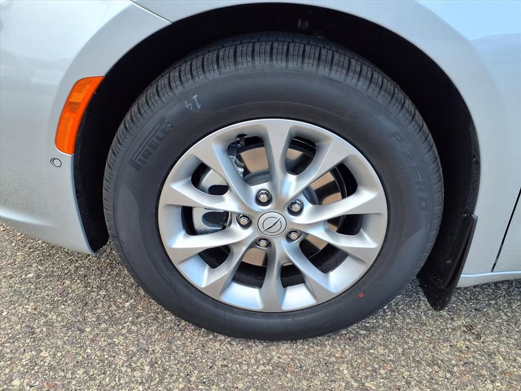 New 2026 Chrysler Pacifica Limited w/ Trailer Tow Group AWD/4WD image 11