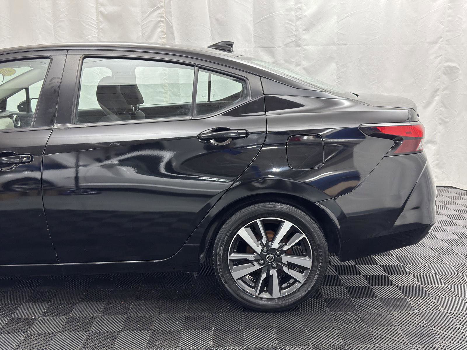 Used 2021 Nissan Versa SV FWD image 3
