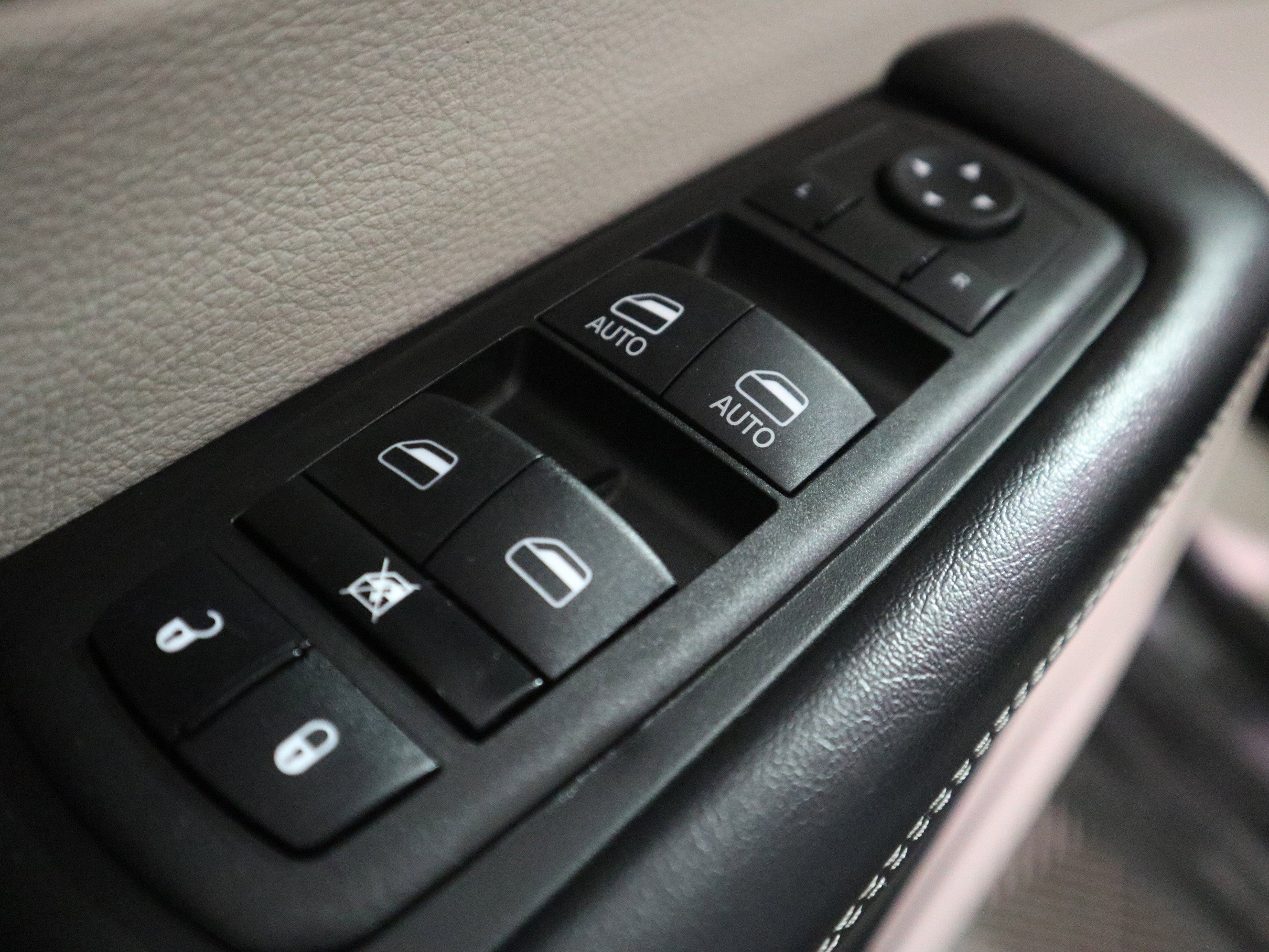 Used 2023 Chrysler Pacifica Touring-L image 34