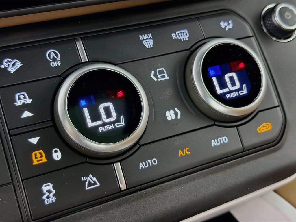 New 2026 Land Rover Defender 110 X-Dynamic SE AWD/4WD image 16
