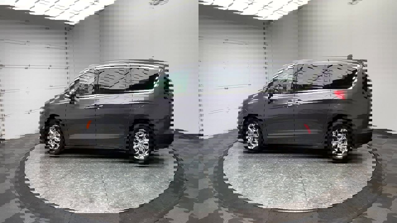 Used 2023 Chrysler Voyager LX image 35