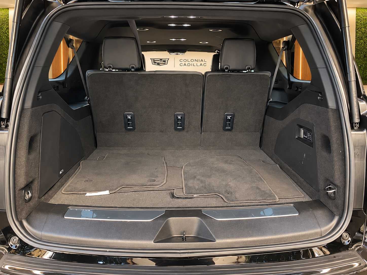 Used 2025 Cadillac Escalade ESV Luxury AWD/4WD image 8