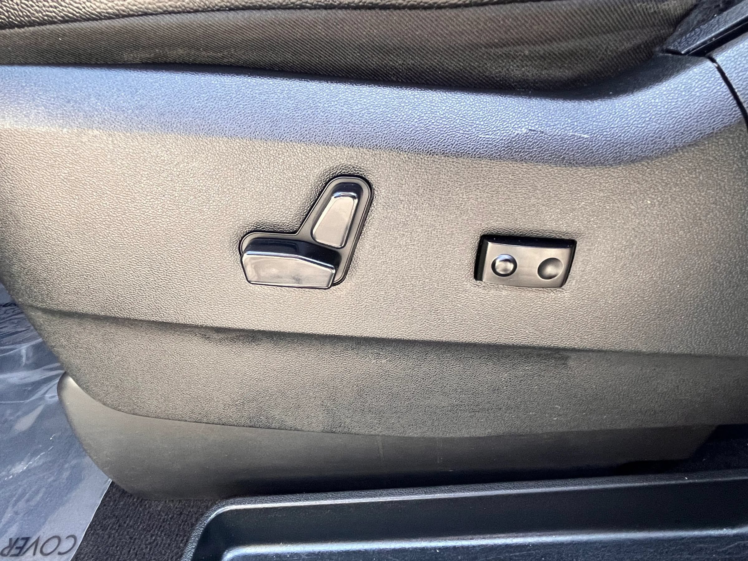 Used 2015 Chrysler Town & Country Touring FWD image 24