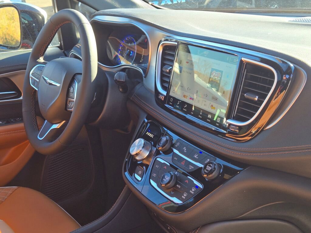 New 2026 Chrysler Pacifica Pinnacle image 9